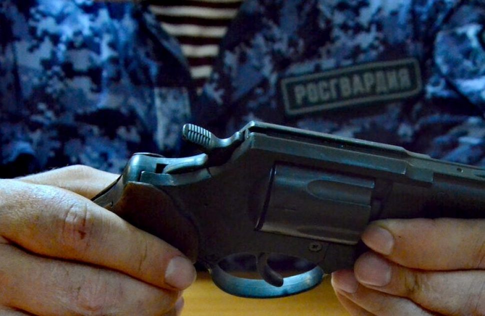 В Архангельской области сотрудники Росгвардии напоминают владельцам списанного оружия об изменениях в законодательстве